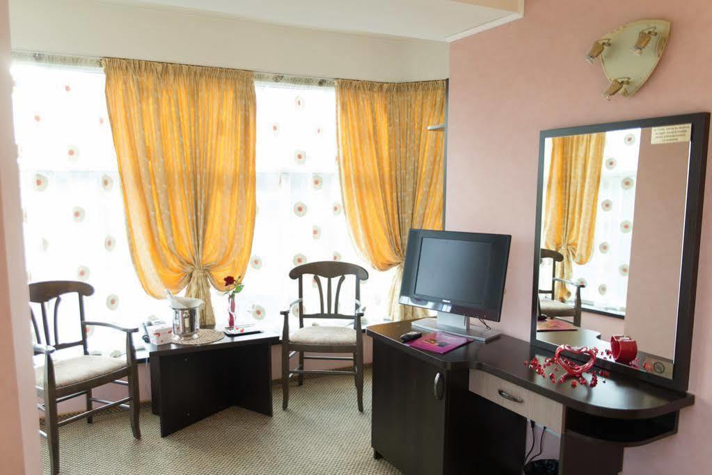 Indiana Hotel Yaş Dış mekan fotoğraf