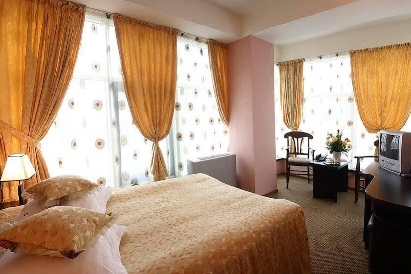 Indiana Hotel Yaş Dış mekan fotoğraf