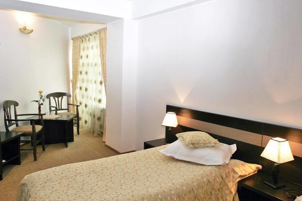 Indiana Hotel Yaş Dış mekan fotoğraf